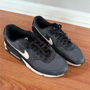 Nike Men's Black and White Sneakers